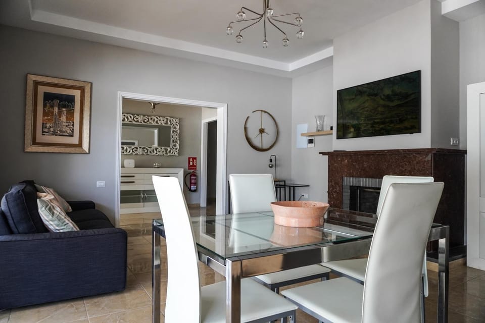 TV and multimedia, Living room, Seating area, Dining area