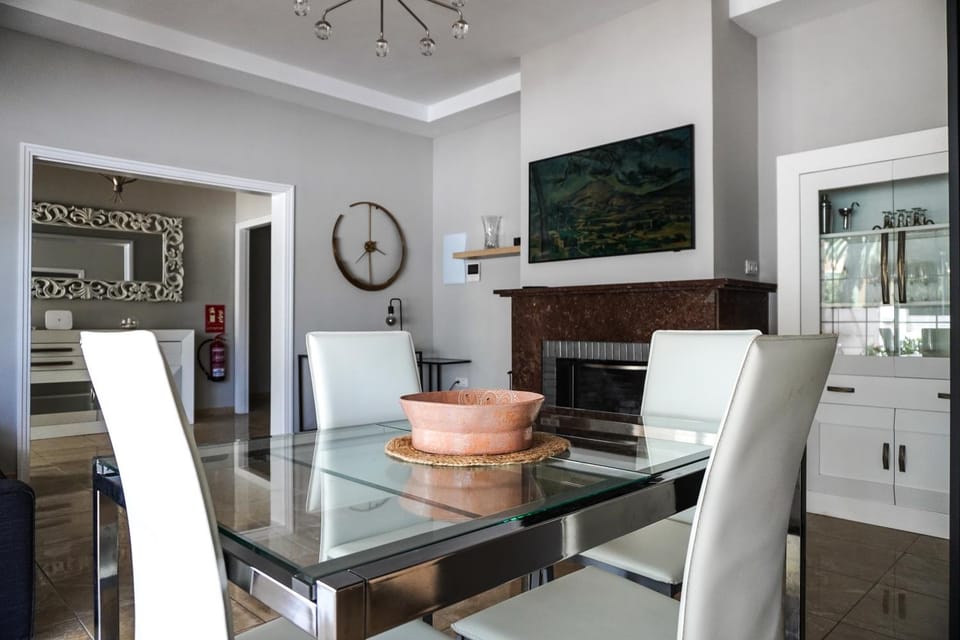 TV and multimedia, Kitchen or kitchenette, Living room, Seating area, Dining area
