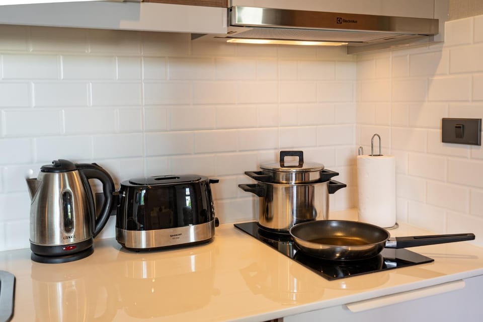 Coffee/tea facilities, Kitchen or kitchenette, stove, toaster