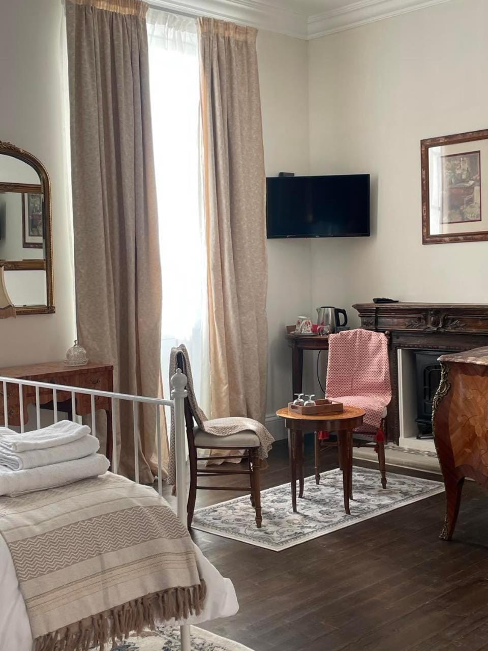 Seating area, Bedroom