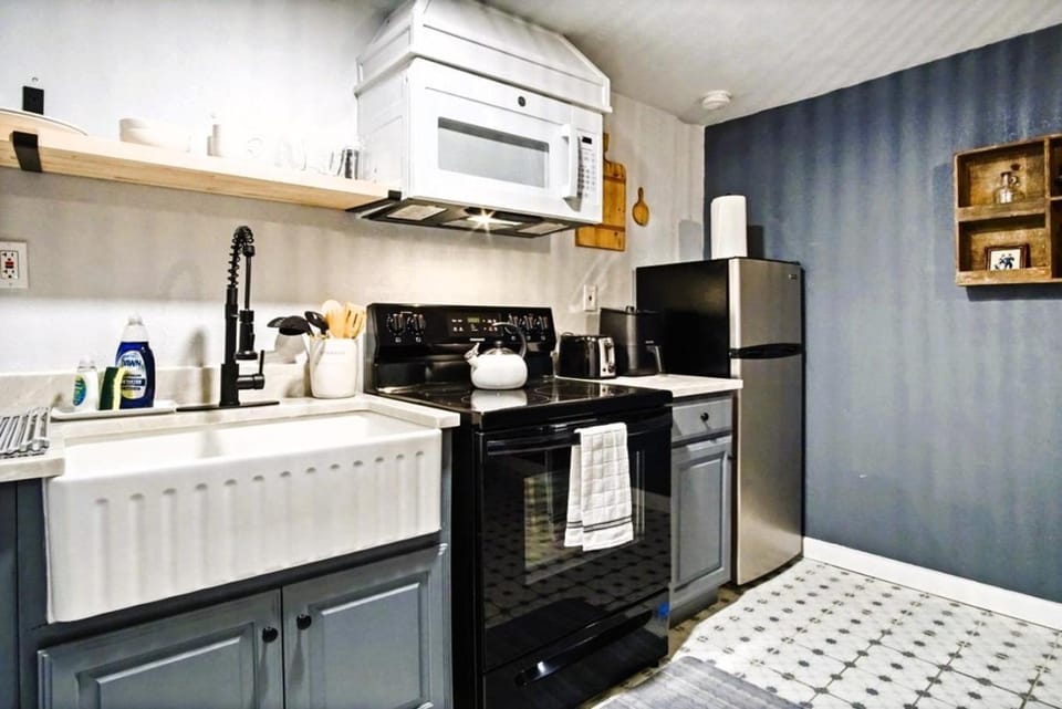 Coffee/tea facilities, microwave, stove, toaster