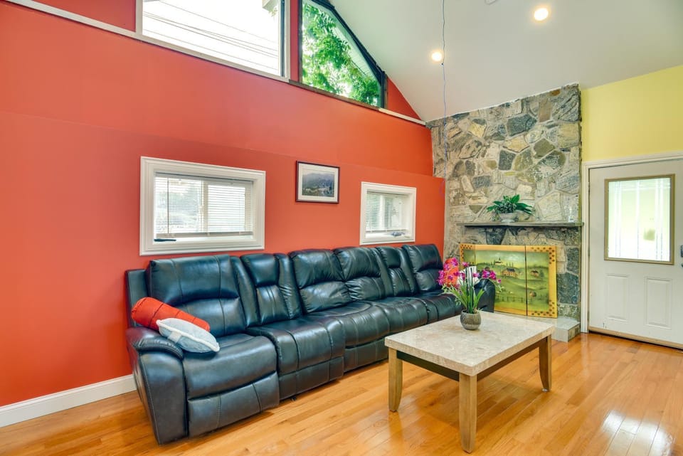 Massachusetts Vacation Rental: 5 Mi to Fall River House in Swansea
