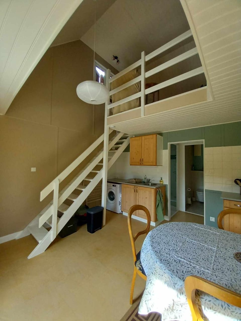Kitchen or kitchenette, washing machine
