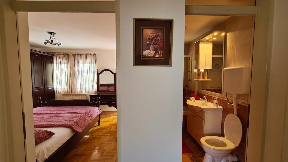 Toilet, Bed, Bathroom, Bedroom, Bath, towels