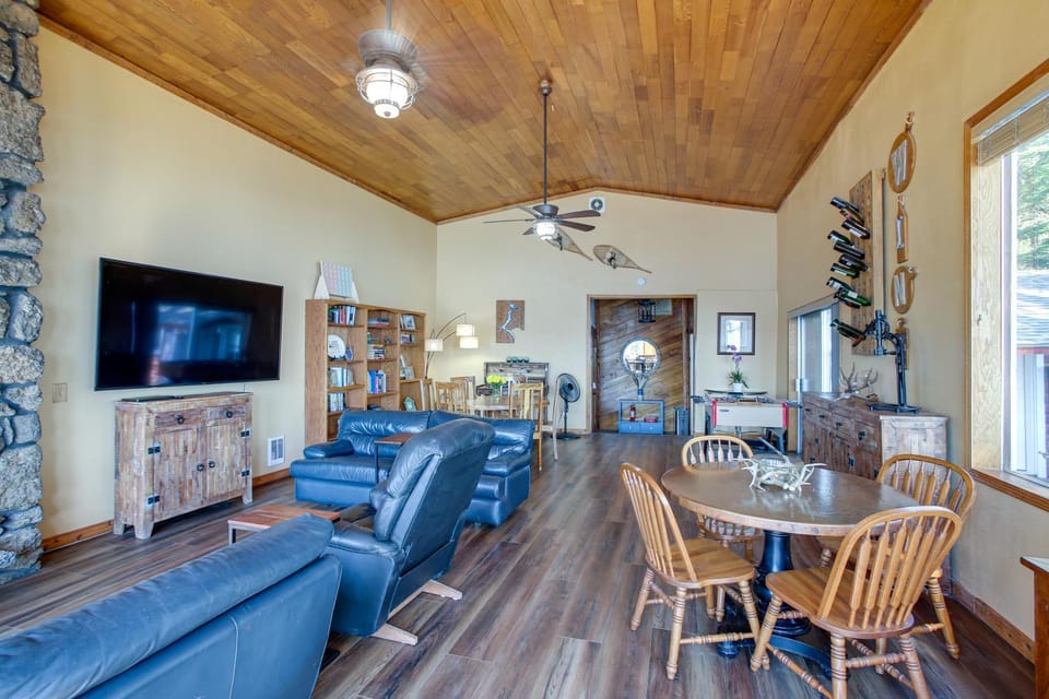 Lakefront Bliss: Coeur d'Alene Cabin w/ Dock! Cabin in Kootenai County