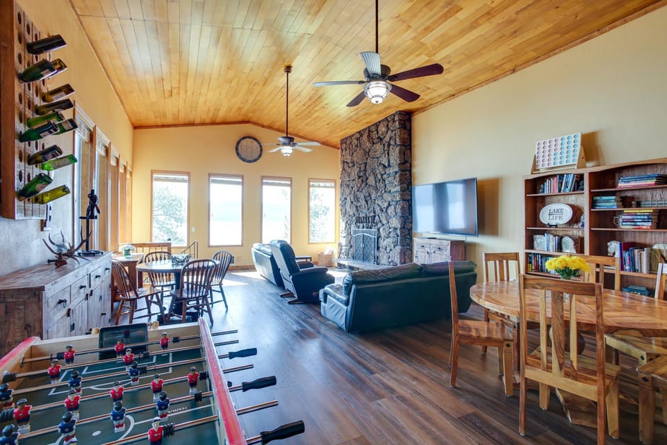 Lakefront Bliss: Coeur d'Alene Cabin w/ Dock! Cabin in Kootenai County