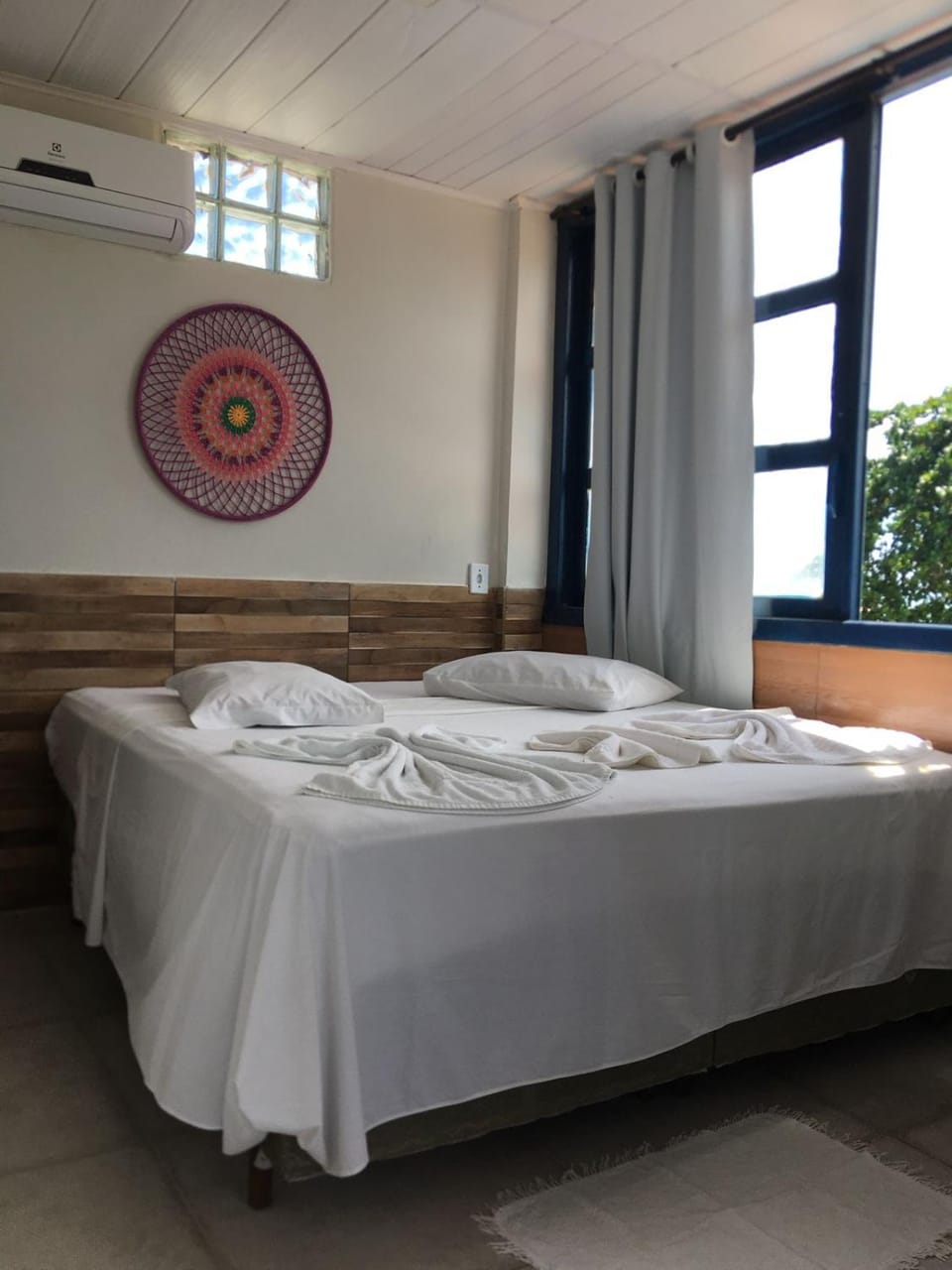 Bed, Bedroom, towels, air conditioner