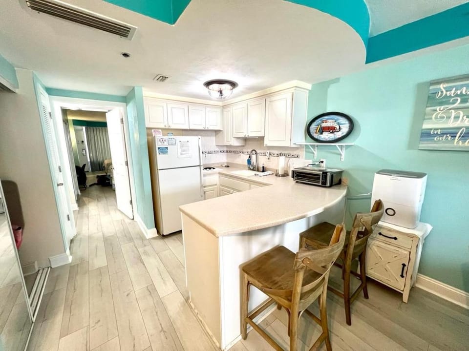 Kitchen or kitchenette, Dining area, stove