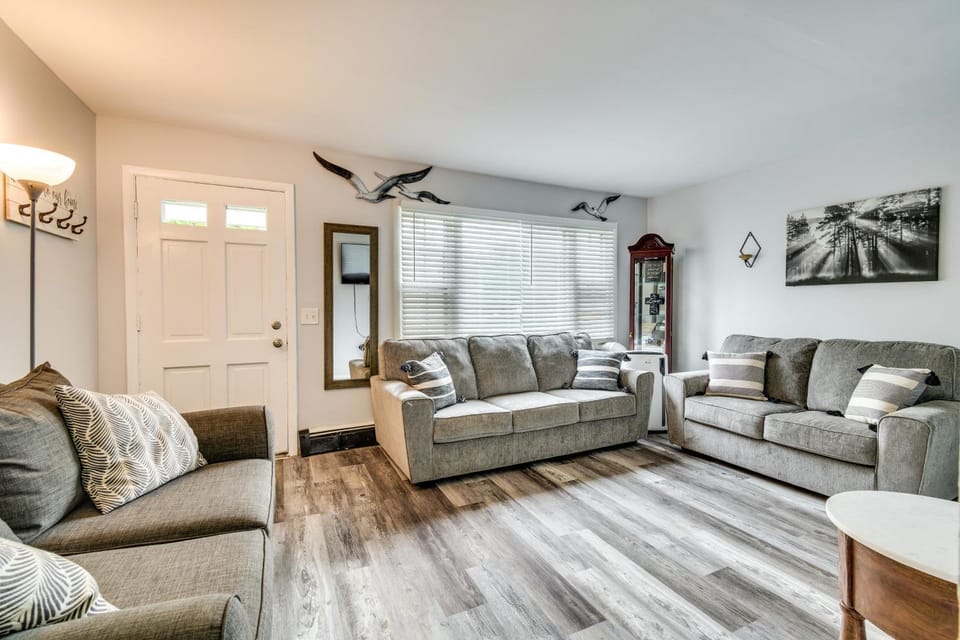 4 Mi to Dtwn Rochester: Charming Apt w/ Patio! Apartment in Rochester