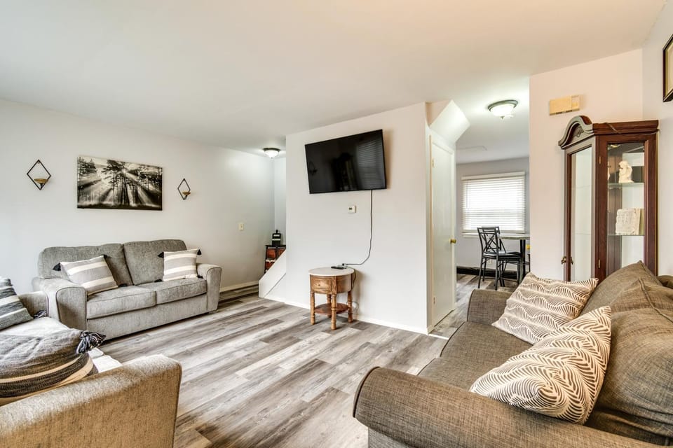 4 Mi to Dtwn Rochester: Charming Apt w/ Patio! Apartment in Rochester