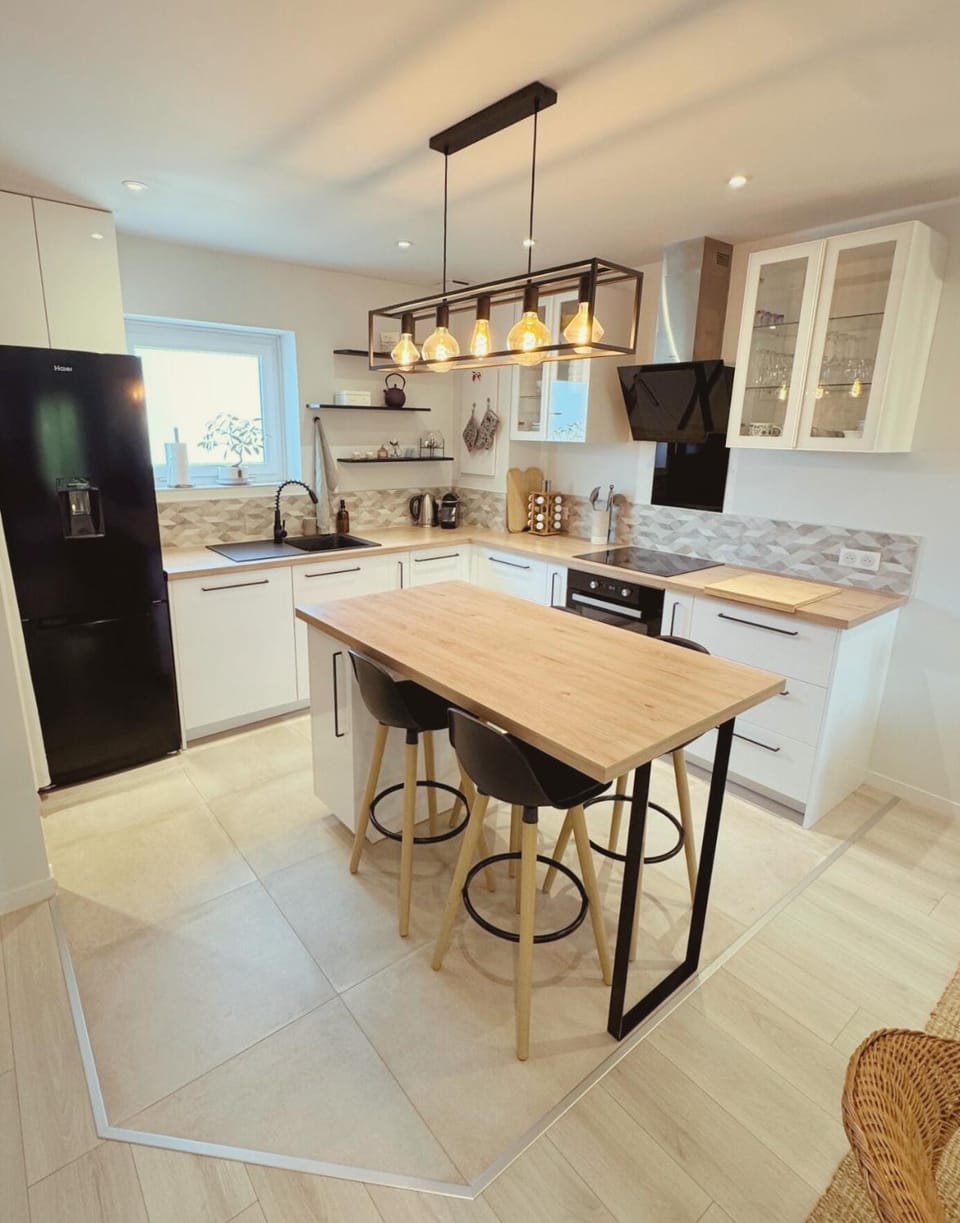 Kitchen or kitchenette, Dining area, dishwasher
