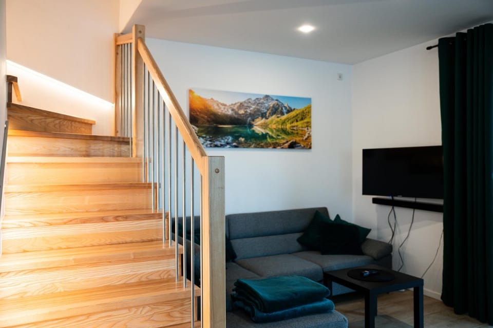 TV and multimedia, Living room, Seating area, Evening entertainment