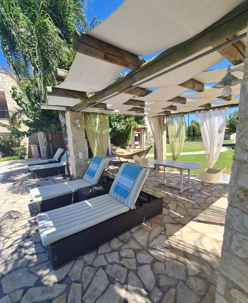 Seating area, Swimming pool, sunbed