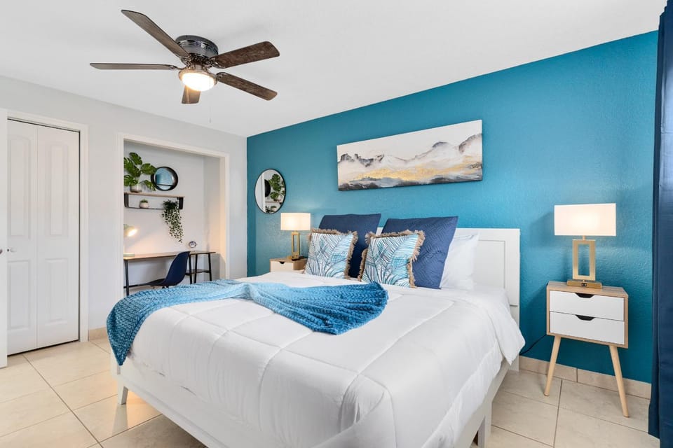 Bed, Photo of the whole room, Bedroom, fireplace, wardrobe