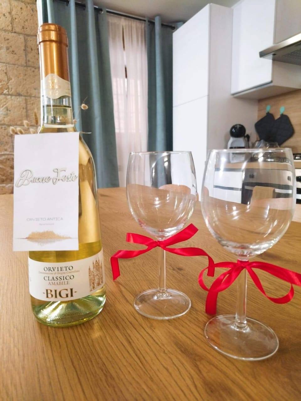 Kitchen or kitchenette, Food and drinks, Dining area, Drinks, Alcoholic drinks