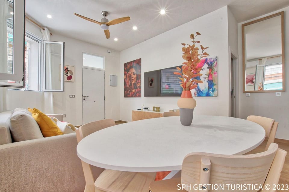 Living room, Seating area, Dining area, fireplace
