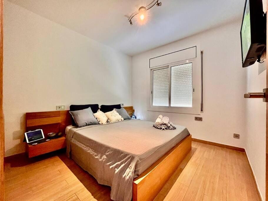 Bed, TV and multimedia, Photo of the whole room, Bedroom