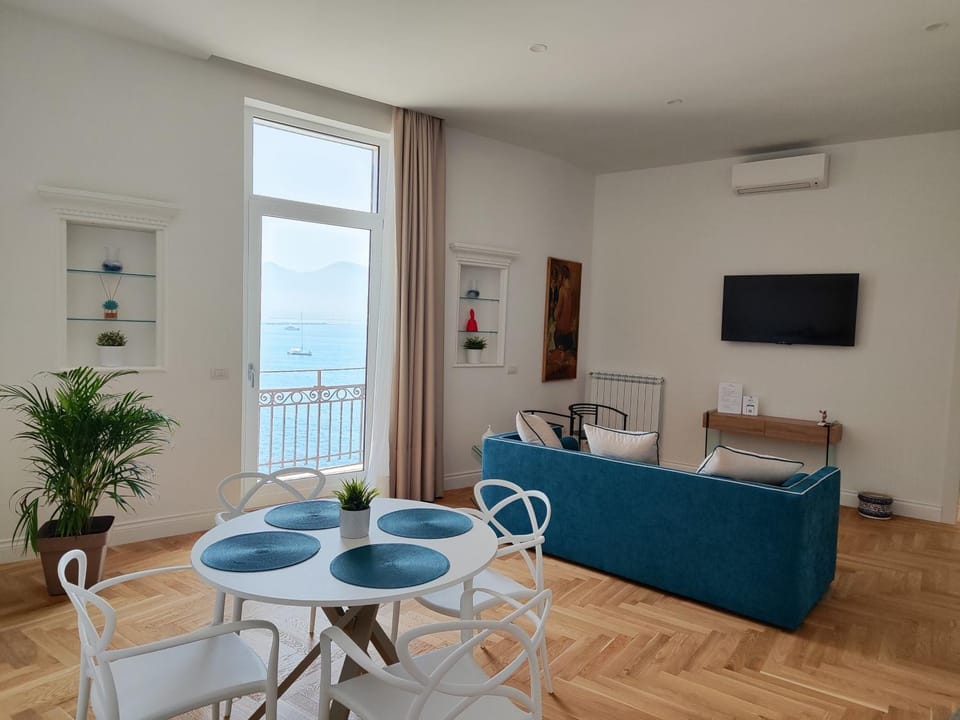 Natural landscape, TV and multimedia, Living room, Seating area, Dining area, Evening entertainment, Sea view