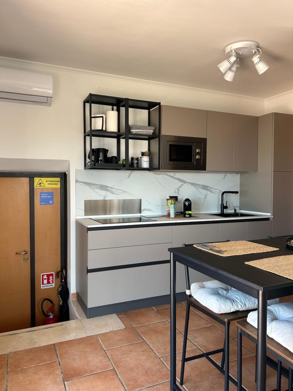 Kitchen or kitchenette, Dining area