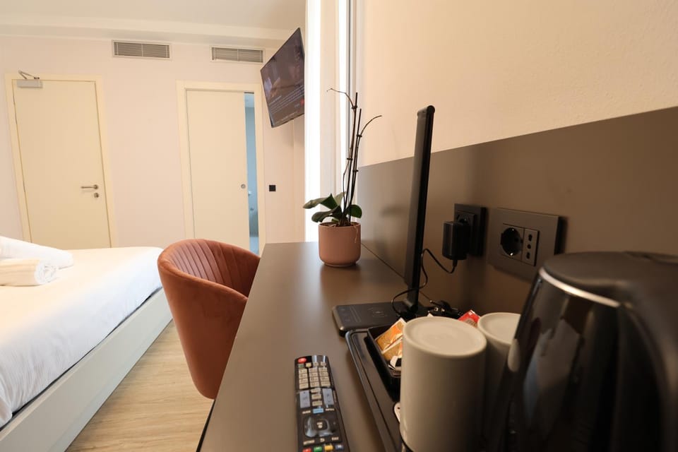 Bed, TV and multimedia, Photo of the whole room, Bedroom