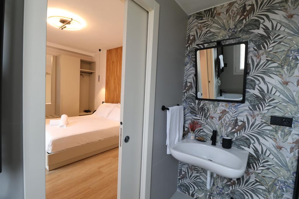 Bed, Bathroom, Photo of the whole room, Bedroom, towels