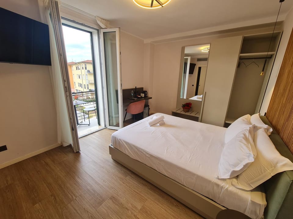 Bed, TV and multimedia, Photo of the whole room, Bedroom
