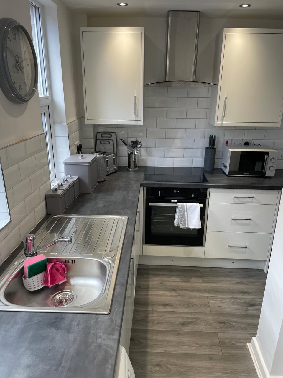 Coffee/tea facilities, Kitchen or kitchenette, stove, toaster