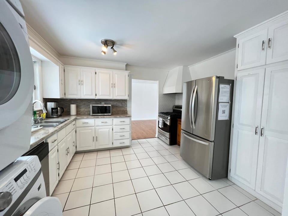 Letitia Heights !C Quiet and Modern Private Bedroom with Shared Bathroom Vacation rental in Barrie