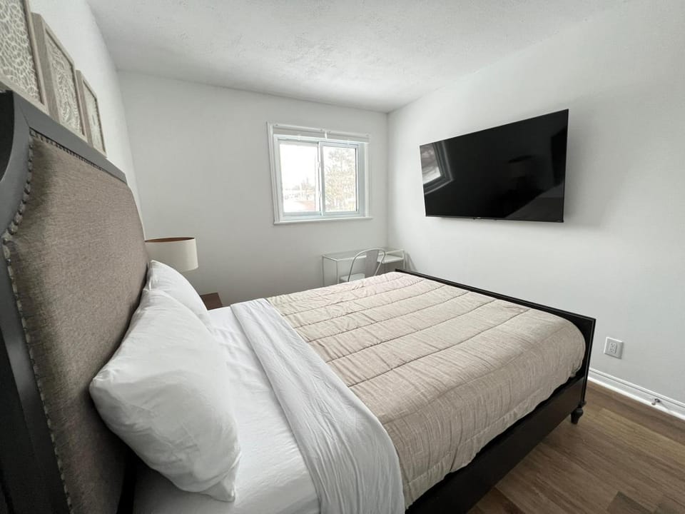 Letitia Heights !C Quiet and Modern Private Bedroom with Shared Bathroom Vacation rental in Barrie