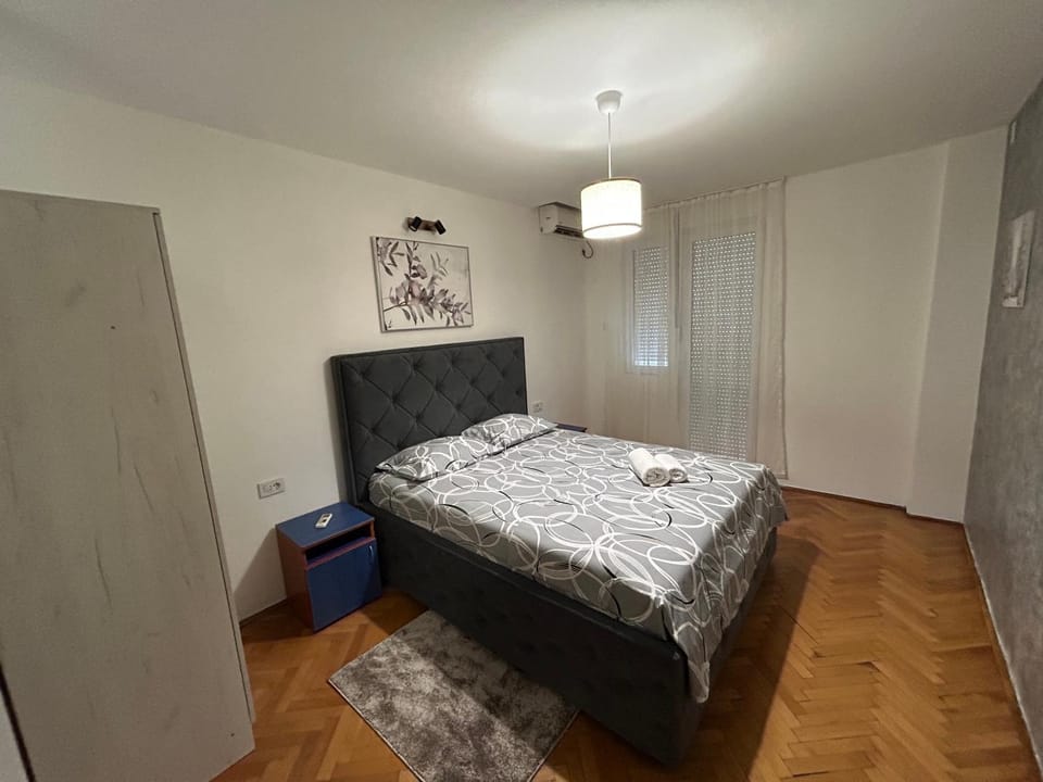 Bed, towels, wardrobe