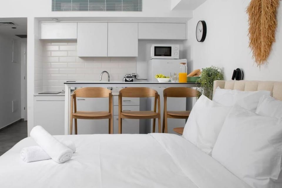 Bed, Kitchen or kitchenette, Seating area, Dining area, minibar, towels