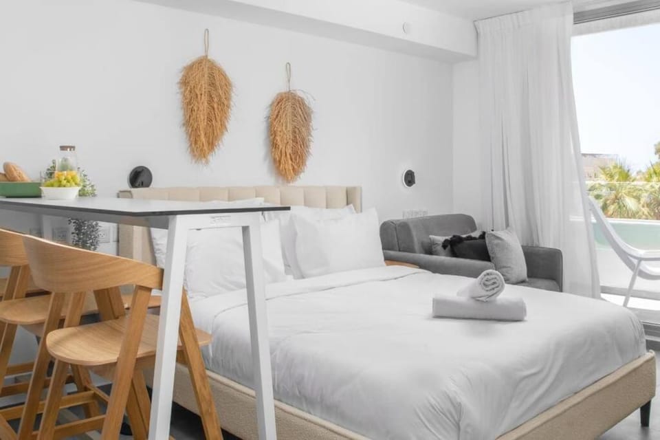 Bed, Dining area