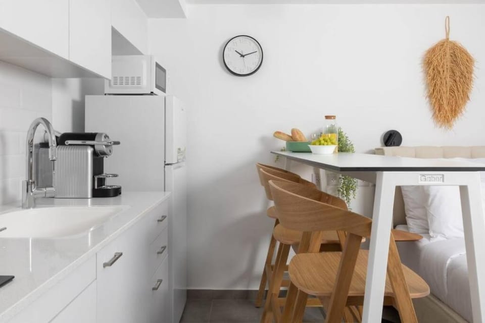 Kitchen or kitchenette, Dining area, minibar, oven