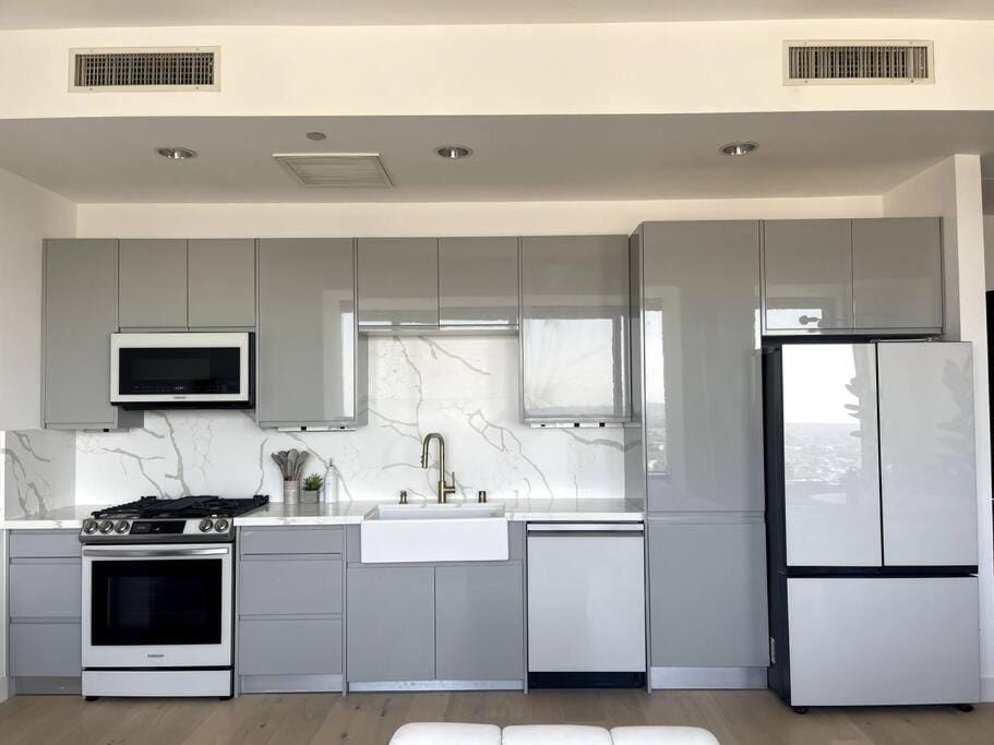 Luxury Highrise Condo Downtown LA Apartment in Los Angeles