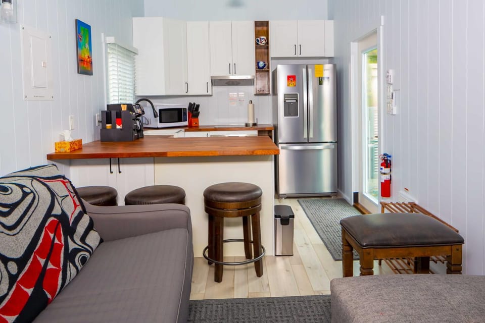 Kitchen or kitchenette, Living room, Seating area, Dining area, dishwasher, minibar, pet friendly, stove, toaster