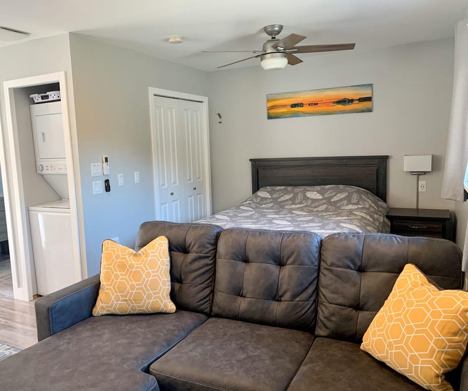 Bedroom, washing machine