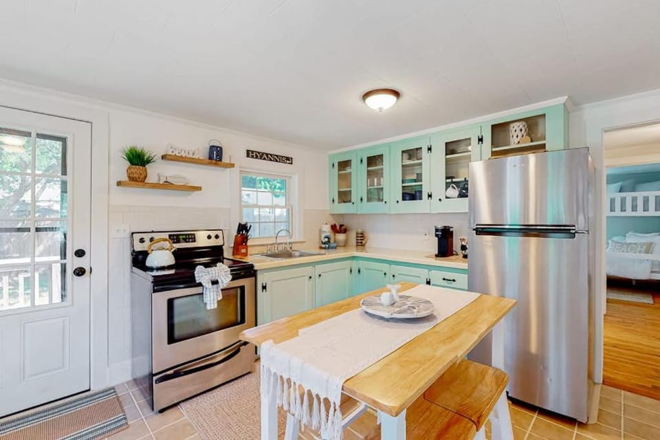 Downtown Seaside Serenity Retreat House in Hyannis