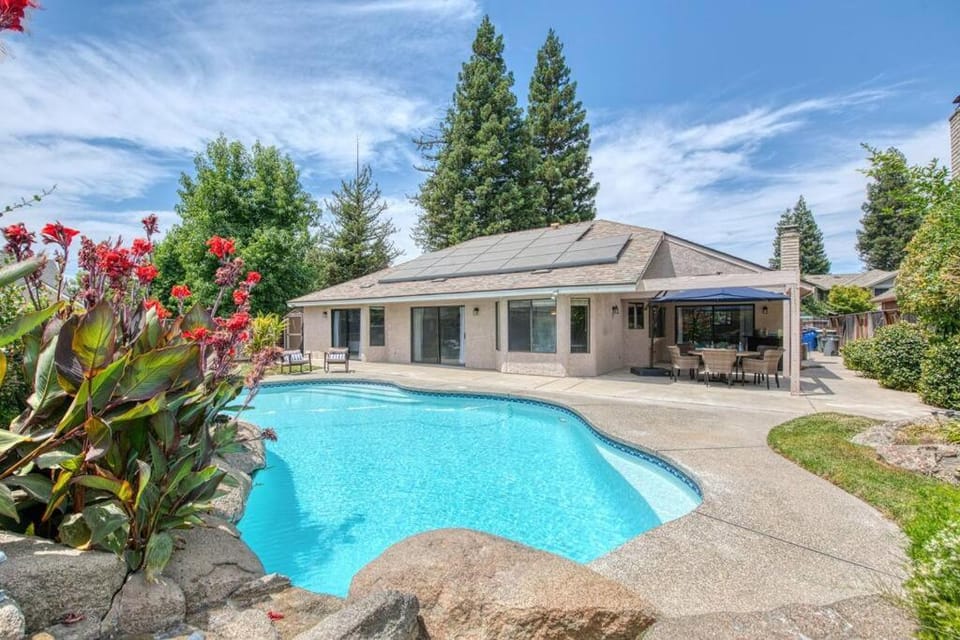 Stylish 3BR/2BA Retreat w/ Pool! Dream Getaway House in Fresno