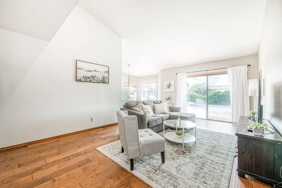 Stylish 3BR/2BA Retreat w/ Pool! Dream Getaway House in Fresno