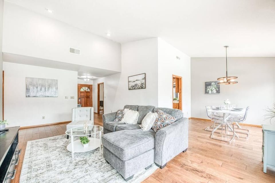 Stylish 3BR/2BA Retreat w/ Pool! Dream Getaway House in Fresno