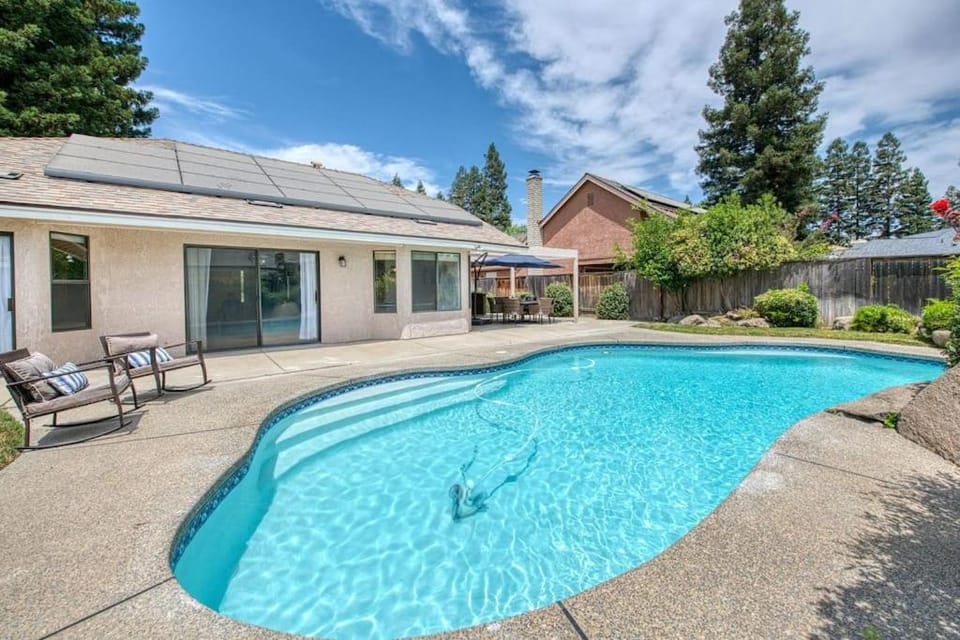Patio, Day, Swimming pool