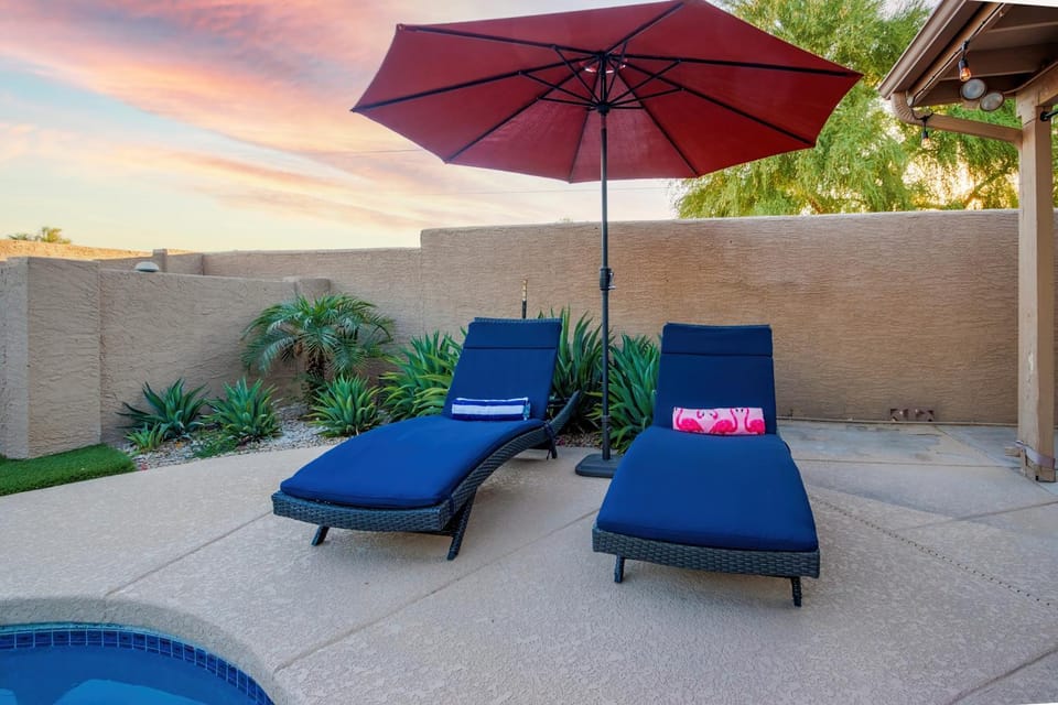Patio, Swimming pool, sunbed