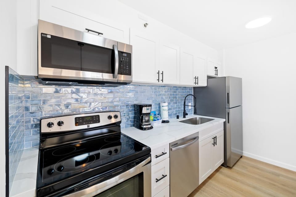 Coffee/tea facilities, minibar, pet friendly, toaster