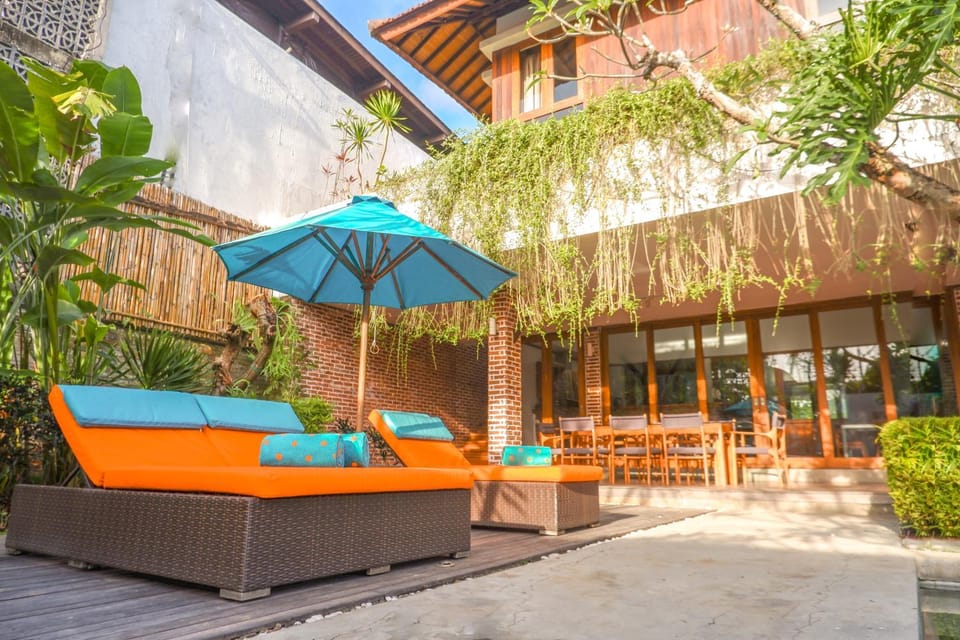 Property building, Patio, Spring, Day, Garden, Living room, Seating area, Garden view, sunbed