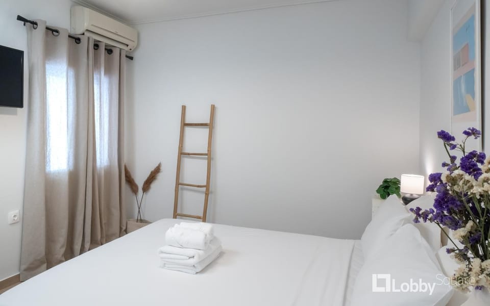 Bed, TV and multimedia, Photo of the whole room, Bedroom, towels, air conditioner