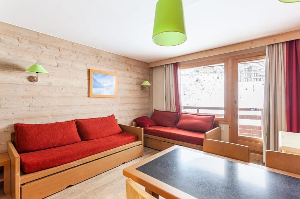 Bed, Living room