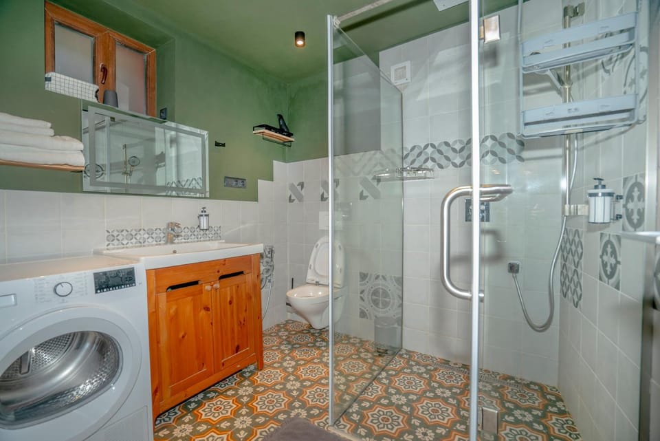 Shower, Toilet, Bathroom, towels, dryer