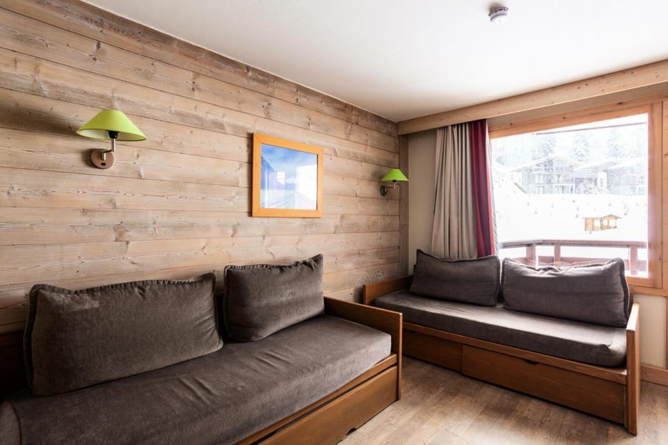 Bed, Living room