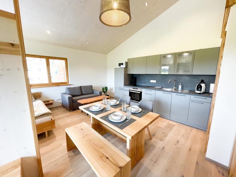 Kitchen or kitchenette, Dining area