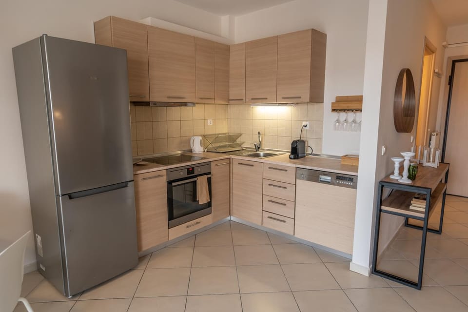 Coffee/tea facilities, Kitchen or kitchenette, dishwasher, oven, stove